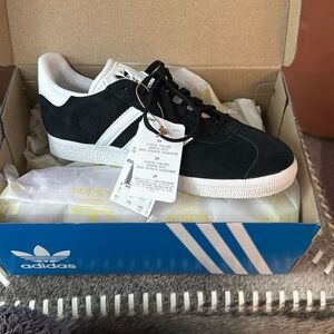 Selling brand new gazelles with tags. Size 6.5.